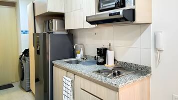 Apartamento básico | Cocina privada | Frigorífico, microondas, placa de cocina y utensilios de cocina