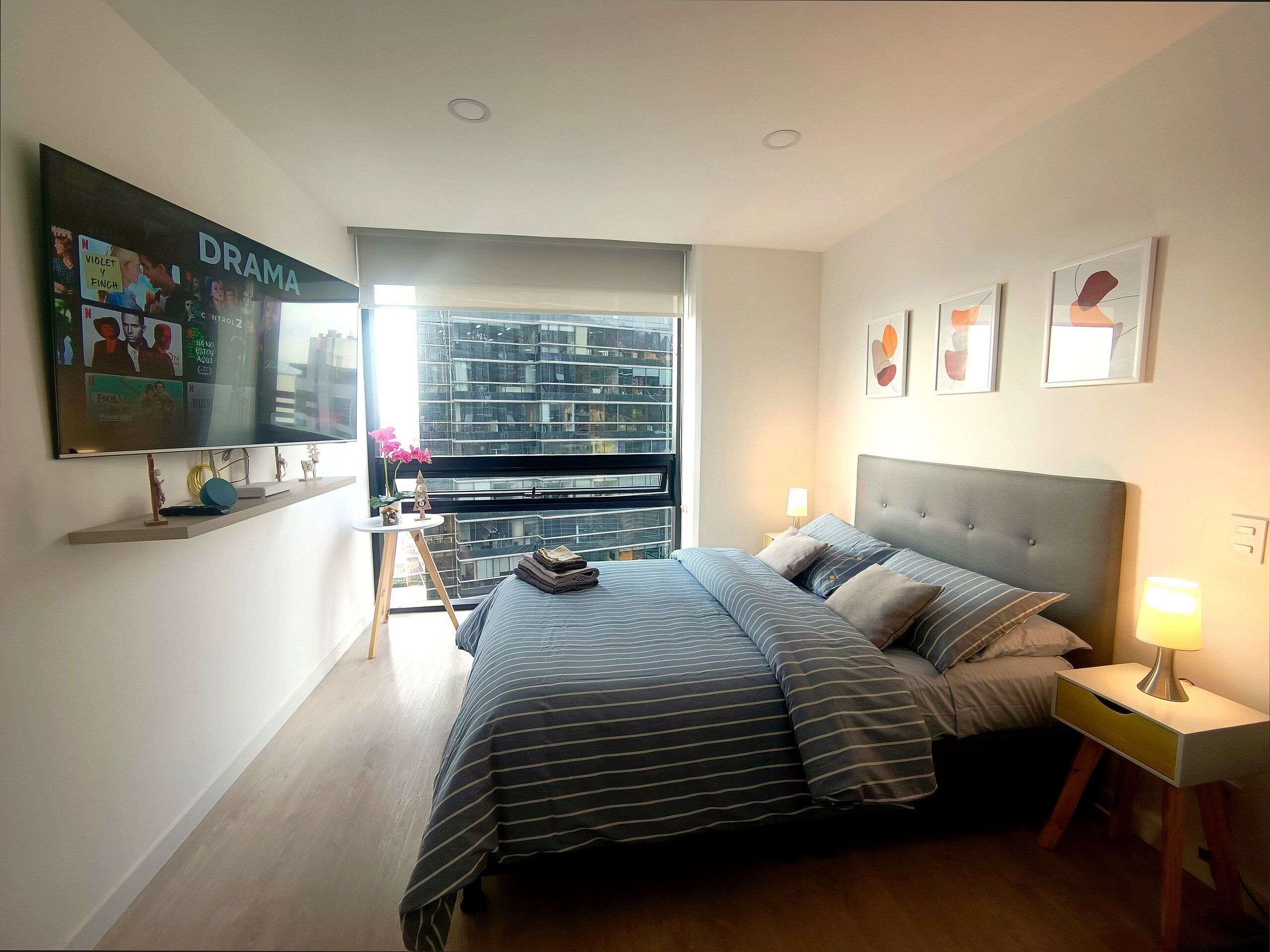 Apartment | Schreibtisch, laptopgeeigneter Arbeitsplatz, Verdunkelungsvorhänge