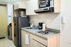 Apartamento básico | Cozinha privada | Geladeira, micro-ondas, cooktop, talheres/pratos/utensílios de cozinha
