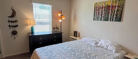 Tabla de planchar con plancha, wifi gratis, ropa de cama