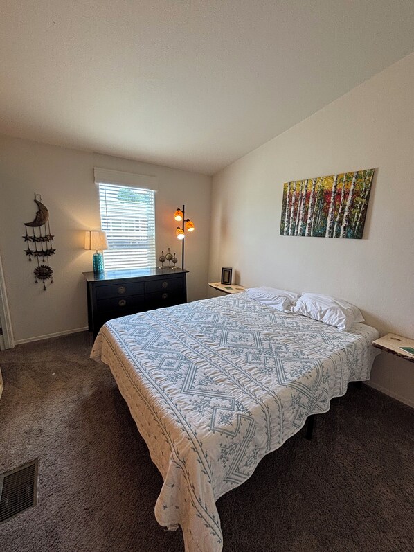 2 bedrooms, iron/ironing board, free WiFi, bed sheets