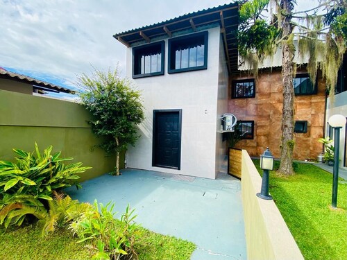 House near Floripa airport, with pool table and quiet neighborhood