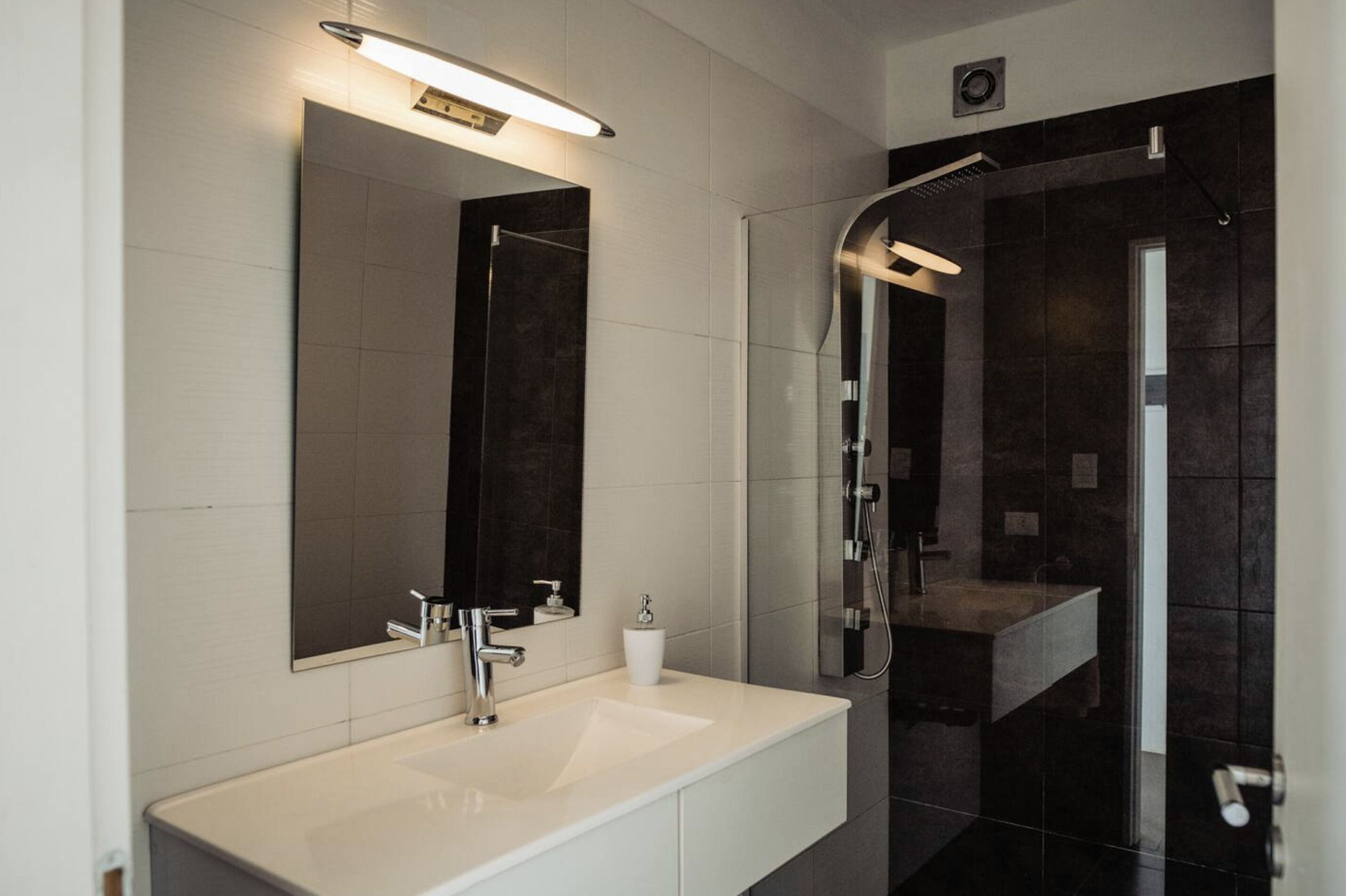 Douche, sèche-cheveux, bidet, serviettes fournies