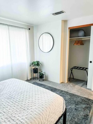 3 slaapkamers, een strijkplank/strijkijzer, reisbedje, gratis wifi