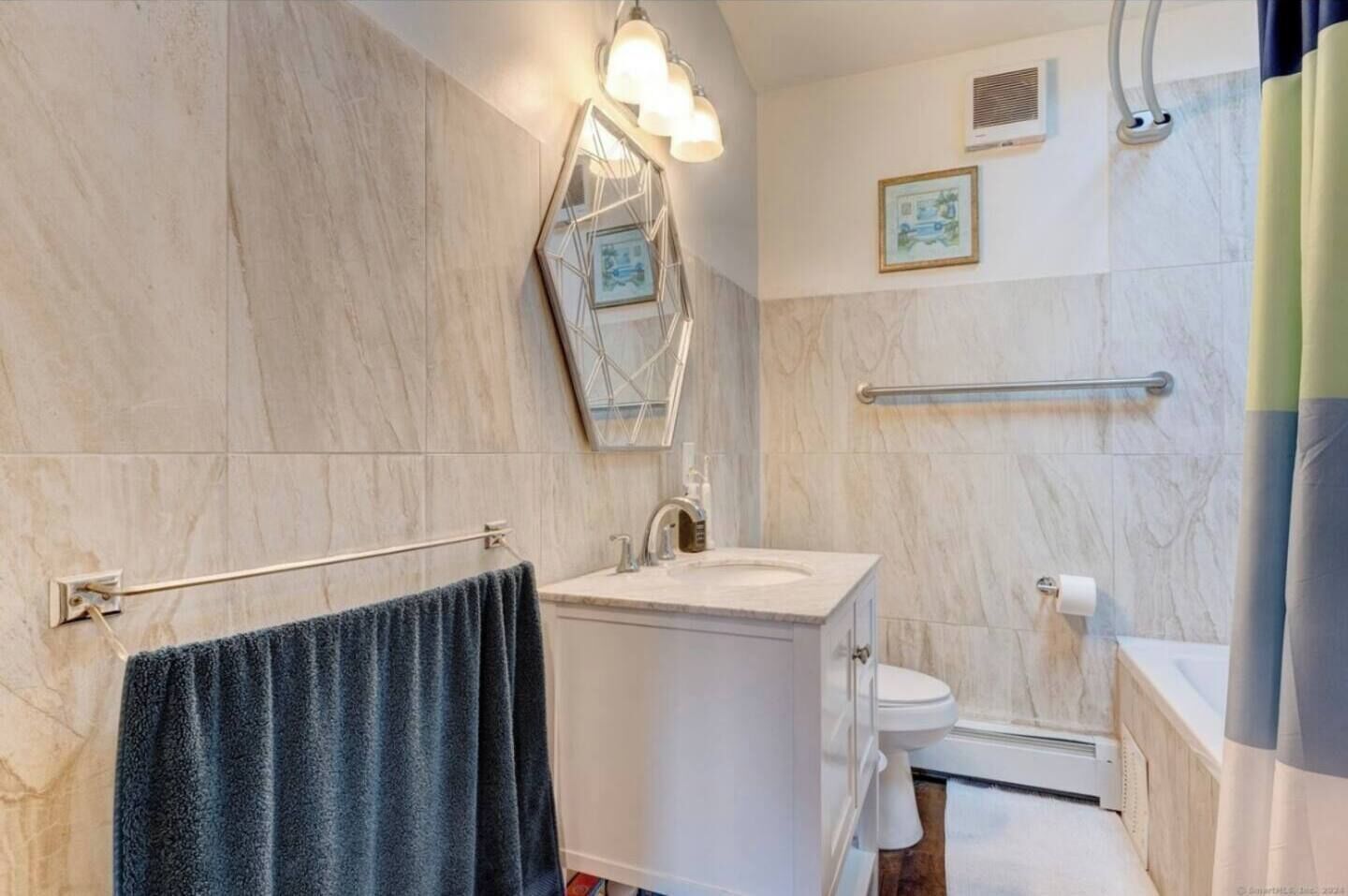 Sèche-cheveux, savon, papier toilette