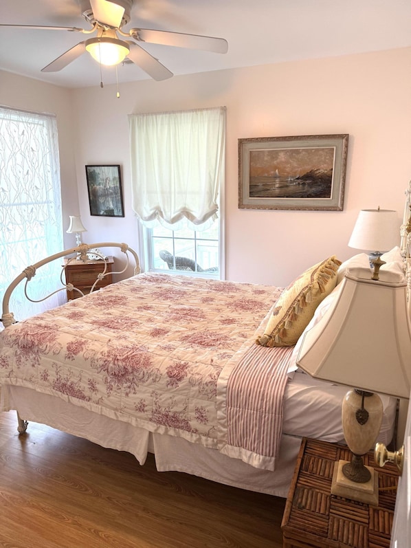 Tabla de planchar con plancha, wifi, ropa de cama