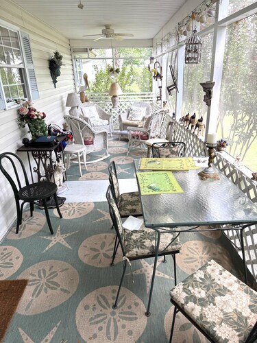 Charming 2BR Cottage on The Point