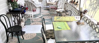 Charming 2BR Cottage on The Point