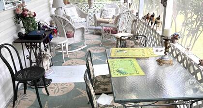 Charming 2BR Cottage on The Point