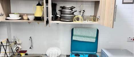 Réfrigérateur, micro-ondes, plaque de cuisson, bouilloire électrique