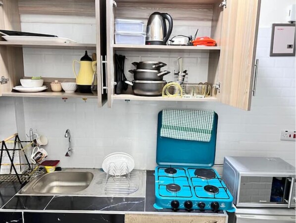 Réfrigérateur, micro-ondes, plaque de cuisson, bouilloire électrique
