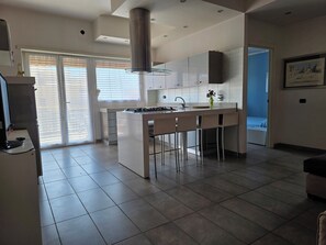 Refrigerador, horno, parrilla de estufa y cafetera y tetera 