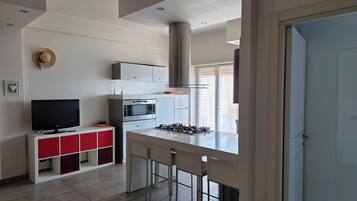 Réfrigérateur, four, plaque de cuisson, cafetiÚre/bouilloire