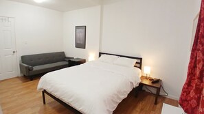 WiFi, bed sheets - Clean and cozy, King bed, private bathroom, ample parking, free internet (New London)