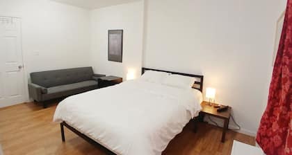 Clean and cozy, King bed, private bathroom, ample parking, free internet