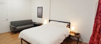 Clean and cozy, King bed, private bathroom, ample parking, free internet