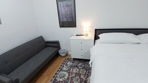 1 bedroom, WiFi, bed sheets - Clean and cozy, King bed, private bathroom, ample parking, free internet (New London)