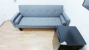 Living area - Clean and cozy, King bed, private bathroom, ample parking, free internet (New London)