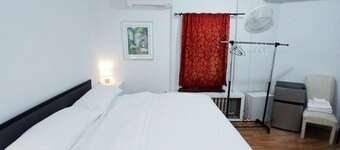 Clean and cozy, King bed, private bathroom, ample parking, free internet