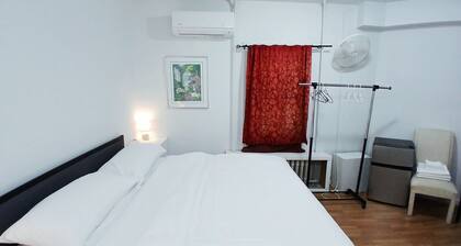 Clean and cozy, King bed, private bathroom, ample parking, free internet