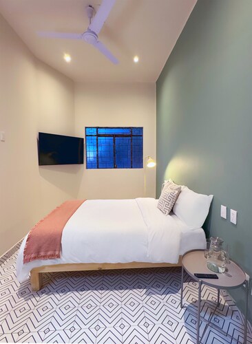 Private room with private bathroom in the Americana neighborhood