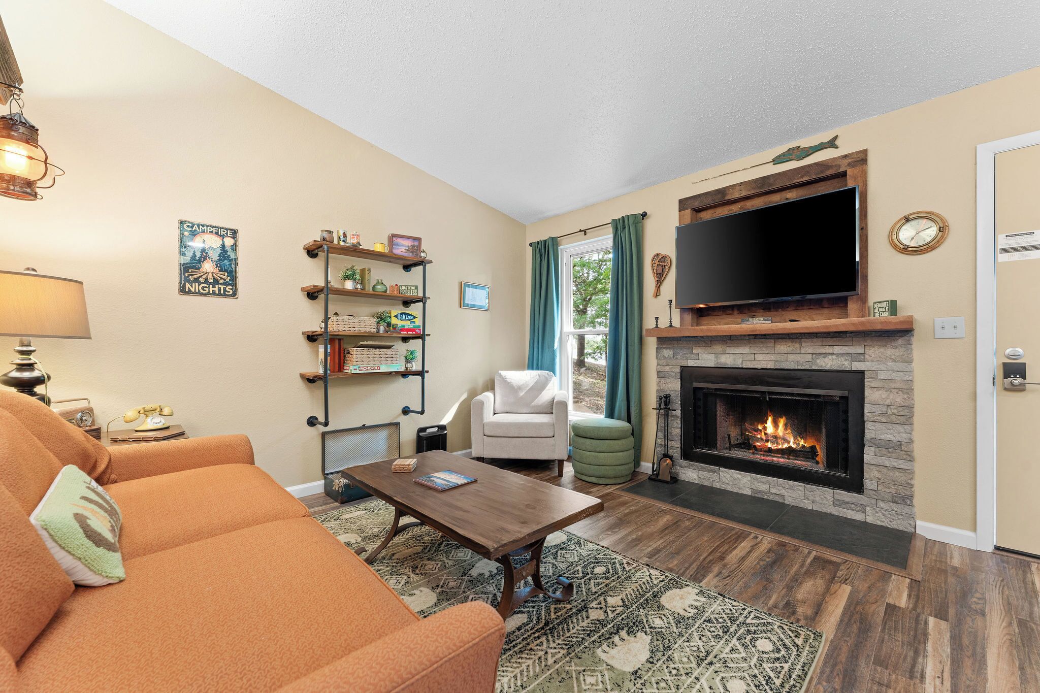 Smart TV, lareira, livros