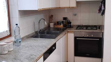 Micro-ondes, four, plaque de cuisson, lave-vaisselle