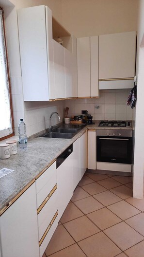 Microonde, forno, piano cottura, lavastoviglie