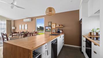 Four, plaque de cuisson, lave-vaisselle, cafetiĂšre/bouilloire