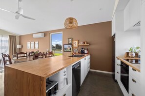 Ofen, Herdplatte, Geschirrspüler, Wasserkocher mit Kaffee-/Teezubehör