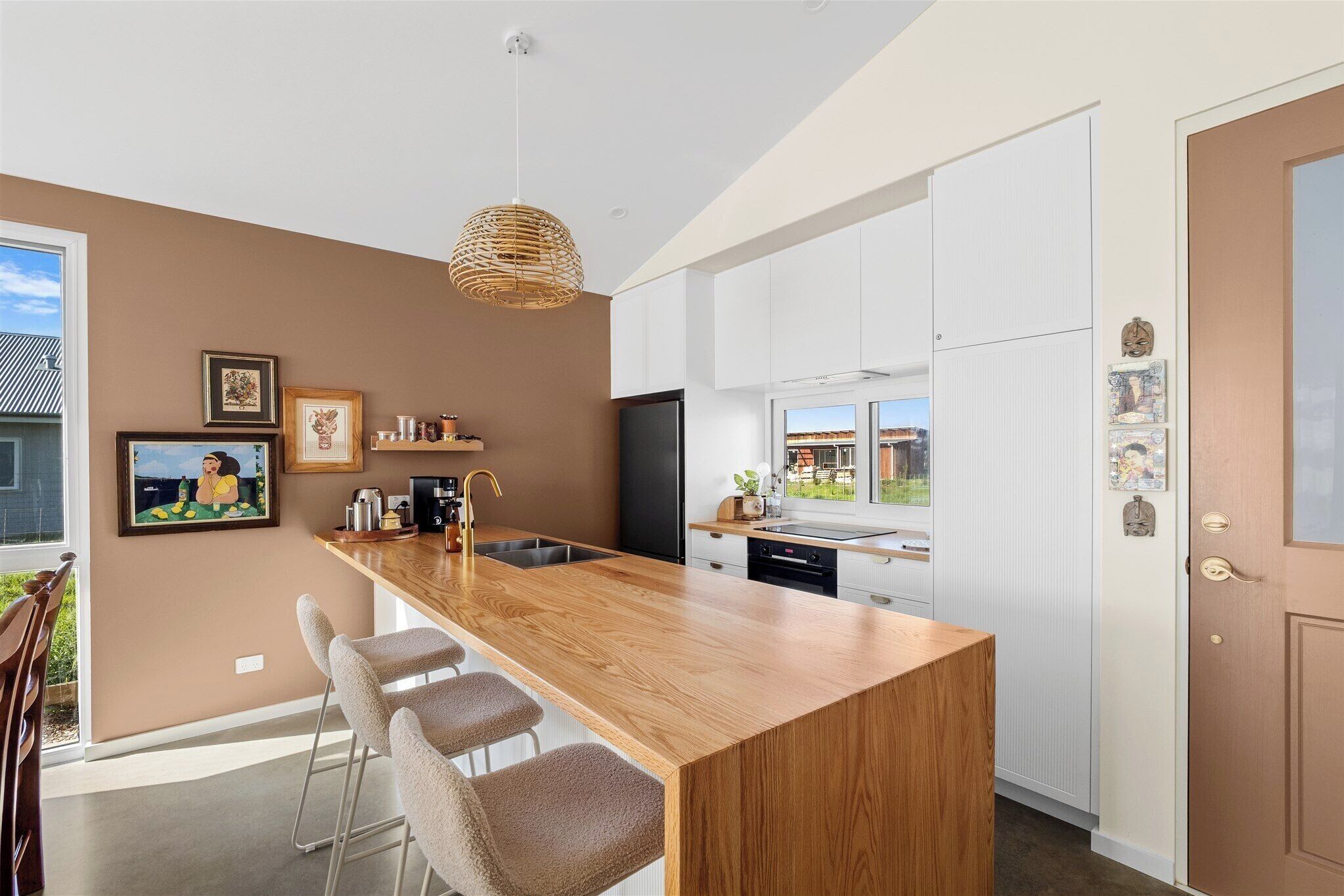 Ofen, Herdplatte, Geschirrspüler, Wasserkocher mit Kaffee-/Teezubehör