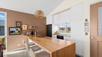 Ofen, Herdplatte, Geschirrspüler, Wasserkocher mit Kaffee-/Teezubehör