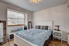 3 bedrooms, desk, WiFi, bed sheets