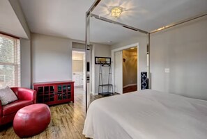 3 bedrooms, desk, WiFi, bed sheets