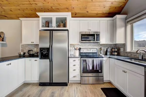 Scenic Nest in the Wilderness: Beautiful, Boise Area Mountain Getaway!