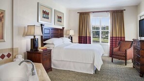 3 soverom, skrivebord, strykejern/-brett og reiseseng for barn