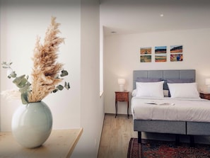 Tabla de planchar con plancha, wifi, ropa de cama