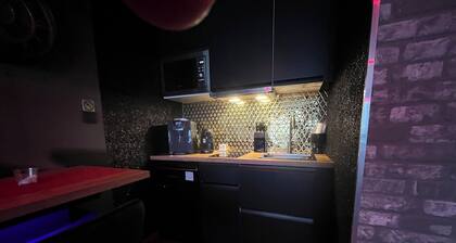 Jacuzzi studio with harbour and sea views in an ideal location