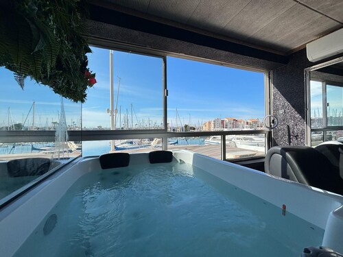 Jacuzzi studio with harbour and sea views in an ideal location