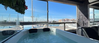 Jacuzzi studio with harbour and sea views in an ideal location