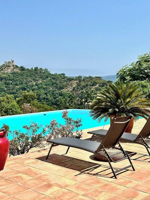 Pool - Private panoramic villa in Grimaud. It has a pool and overlooks the Bay of St. Tropez. Enjoy complete privacy with no line of sight from your surroundings. (Grimaud)
