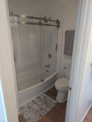 Douche, serviettes fournies, savon, papier toilette