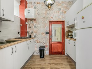Fridge, stovetop, coffee/tea maker