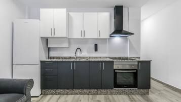 Køleskab, mikrobølgeovn, ovn, kogeplade