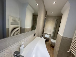 Apart Daire, 2 Yatak Odası | Banyo