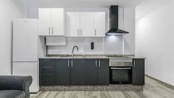 Een koelkast, een magnetron, een oven, een kookplaat