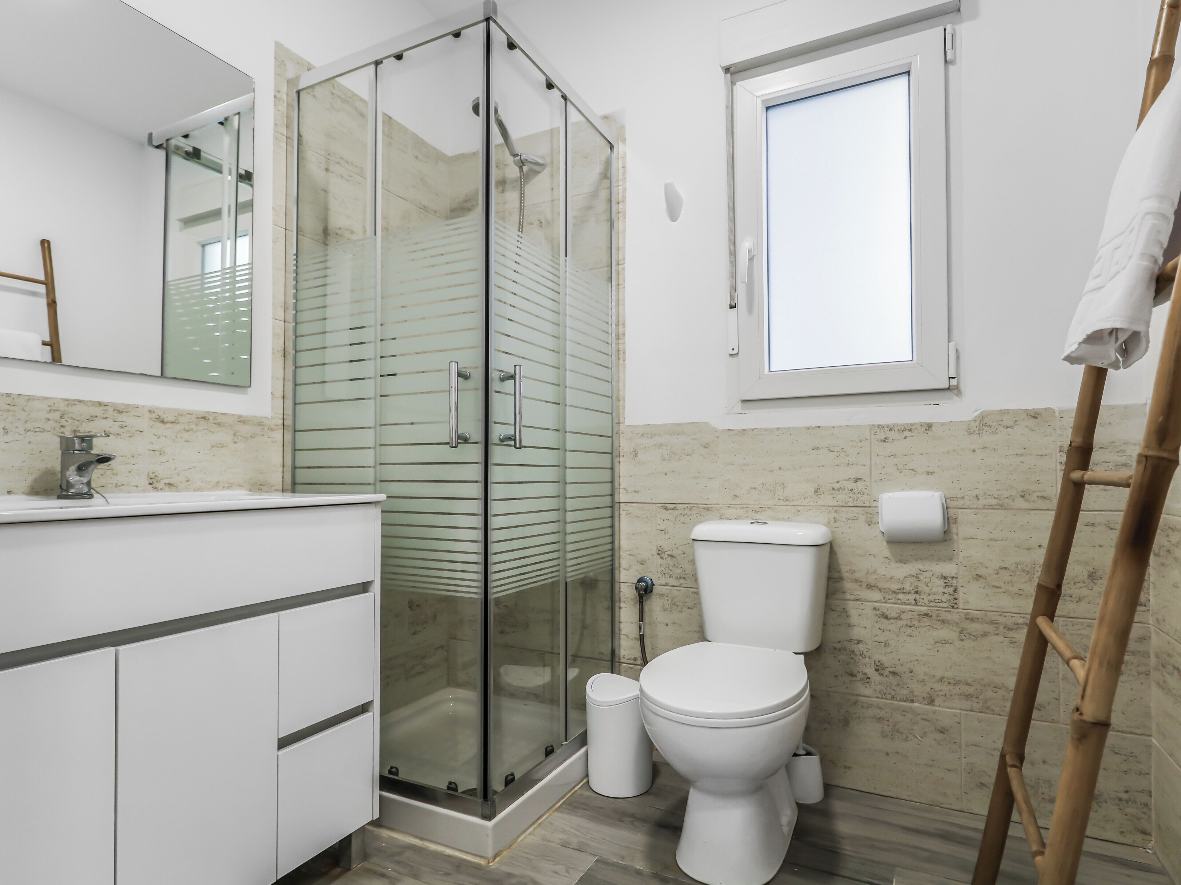 Ducha, secador de pelo y toallas