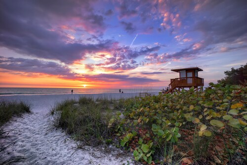 3 BR/2 BA+3 miles to AMI, Beaches & IMG+Firepit!