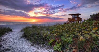 3 BR/2 BA+3 miles to AMI, Beaches & IMG+Firepit!