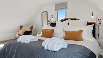 Tabla de planchar con plancha, wifi, ropa de cama